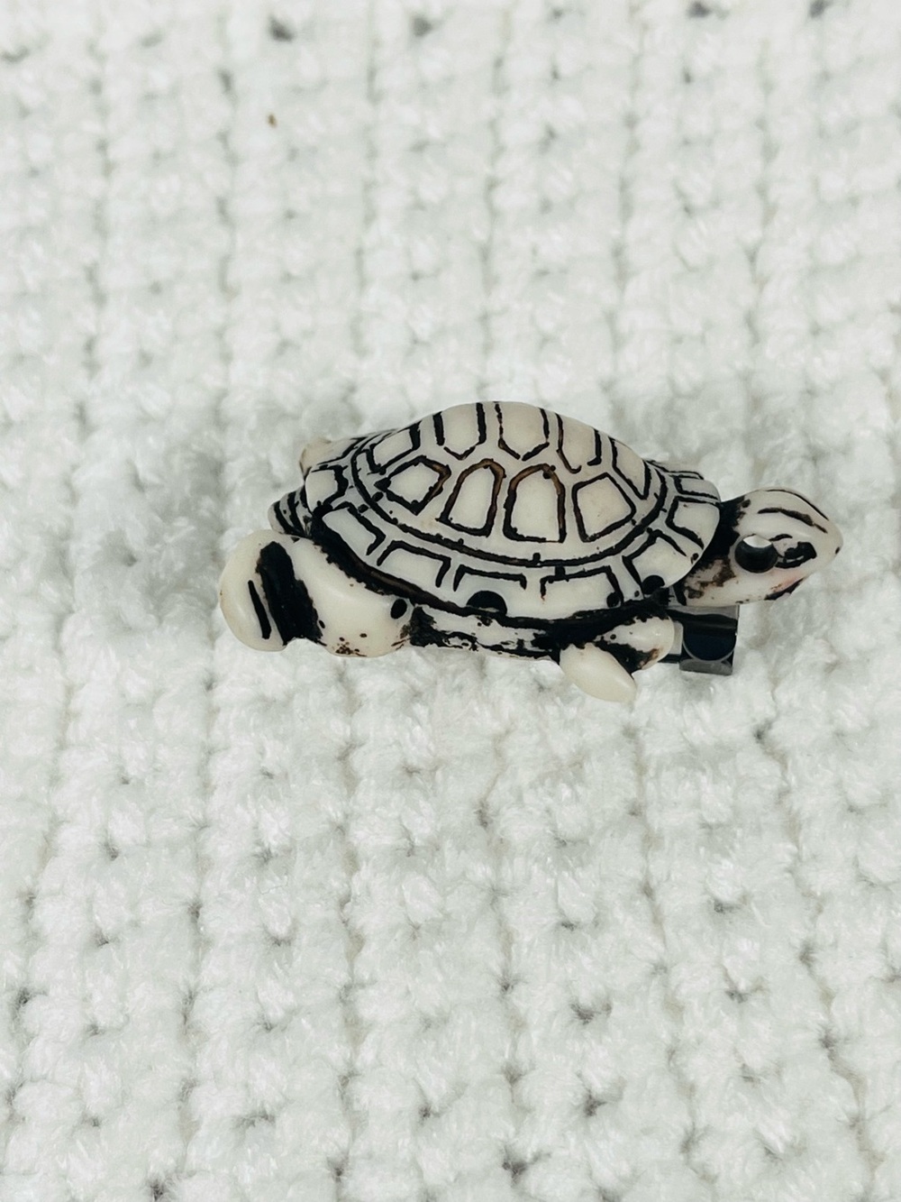 Carved Resin Turtle Brooch/Pendant - Picture 3 of 7